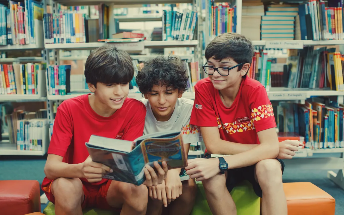 Alunos da Canadian Global School na biblioteca